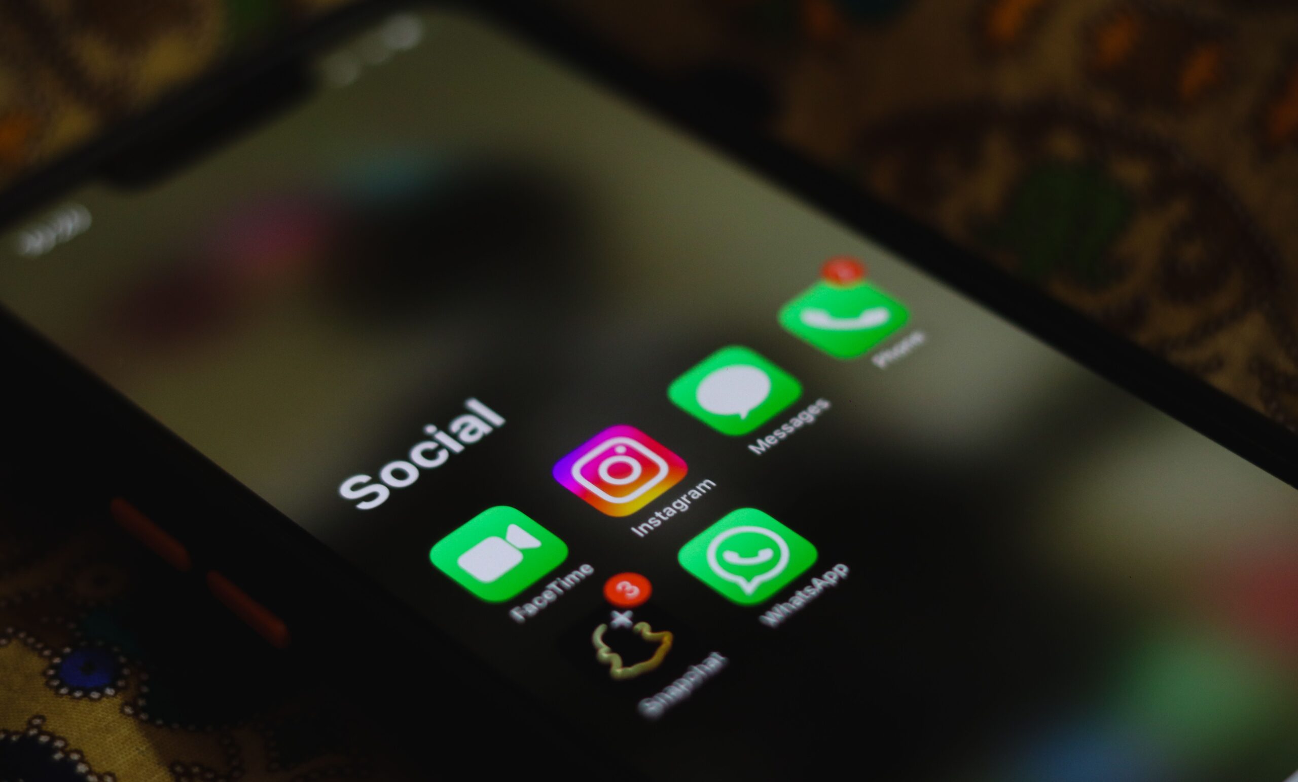 Nahaufnahme eines Smartphones mit Symbolen verschiedener sozialer Netzwerke