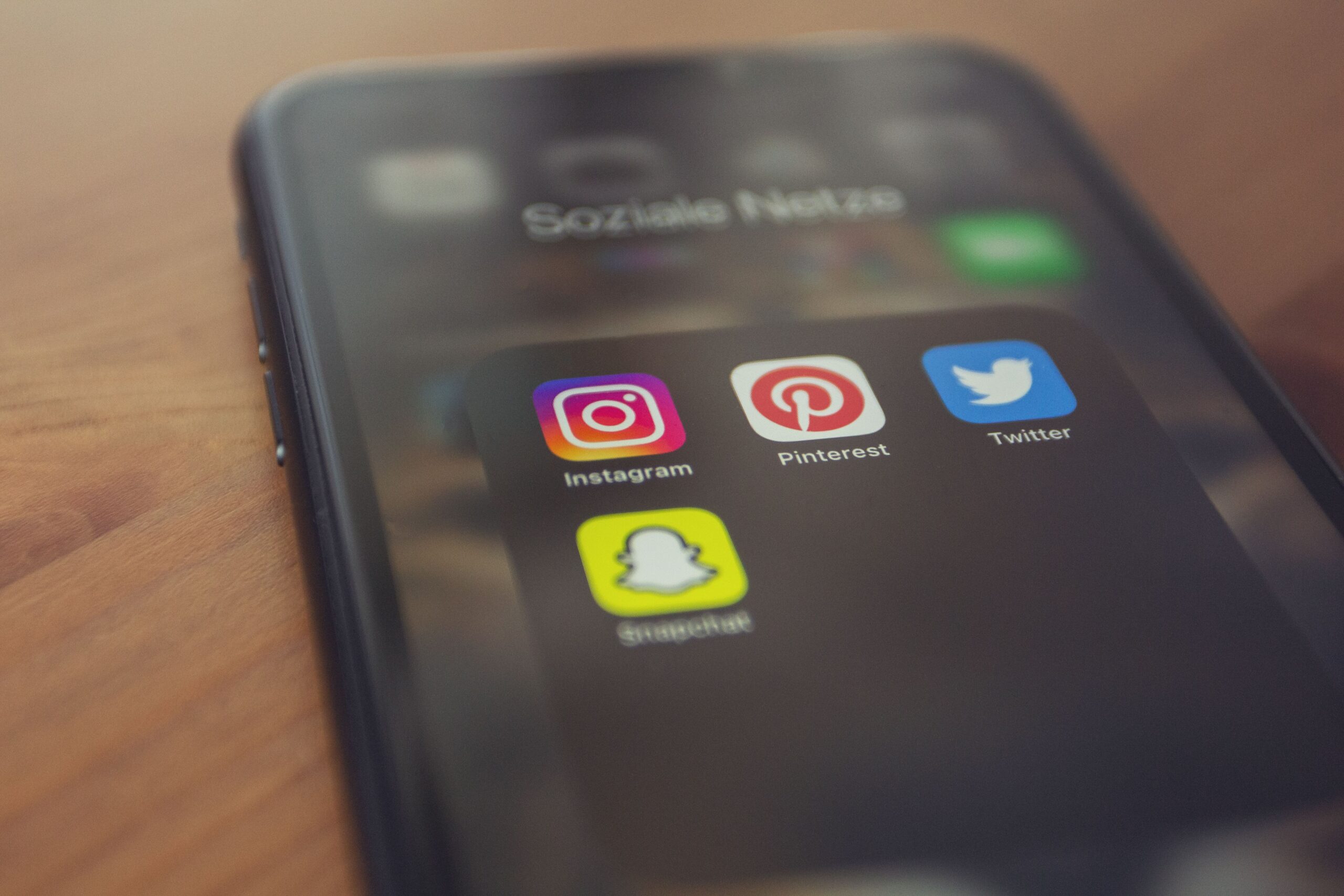 Smartphone-Startbildschirm mit mehreren Apps sozialer Netzwerke in einer Reihe