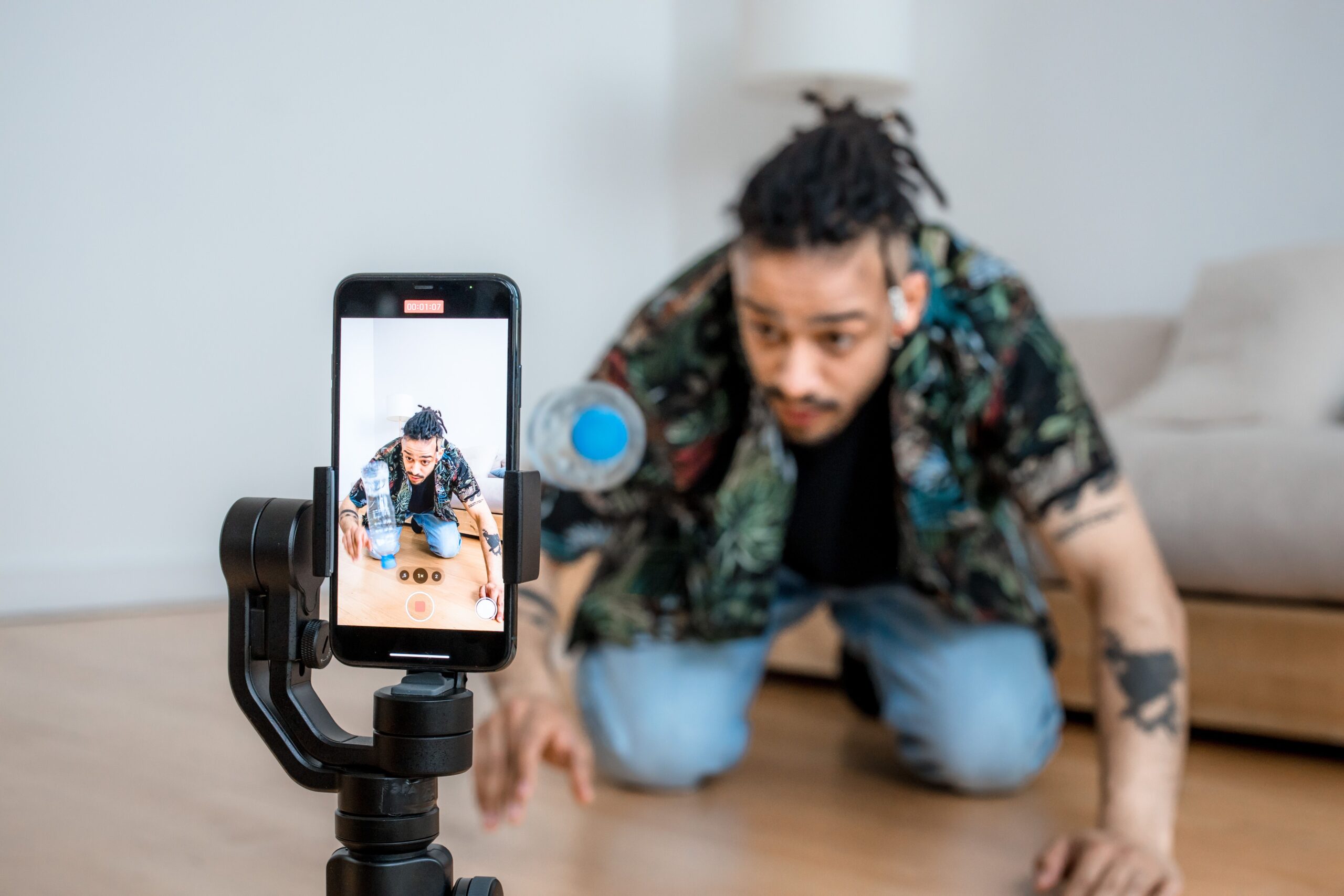 Mann filmt sich mit einem Smartphone auf einem Gimbal für einen Werbeclip