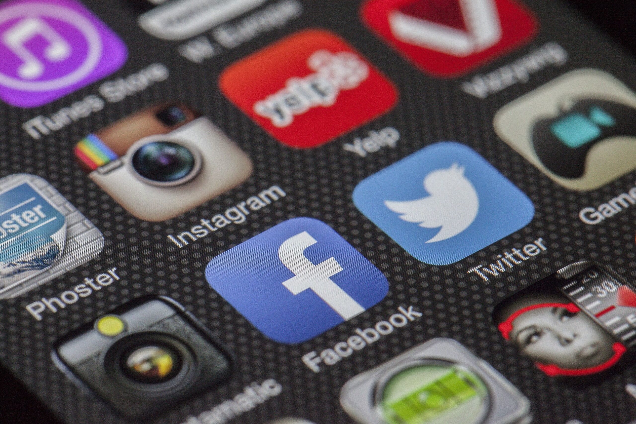 Smartphone-Bildschirm mit Facebook-Symbol zwischen weiteren App-Symbolen